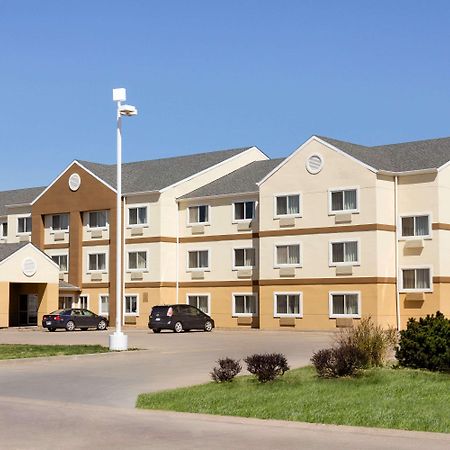 Baymont By Wyndham Salina Hotel Exterior photo