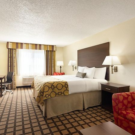 Baymont By Wyndham Salina Hotel Exterior photo