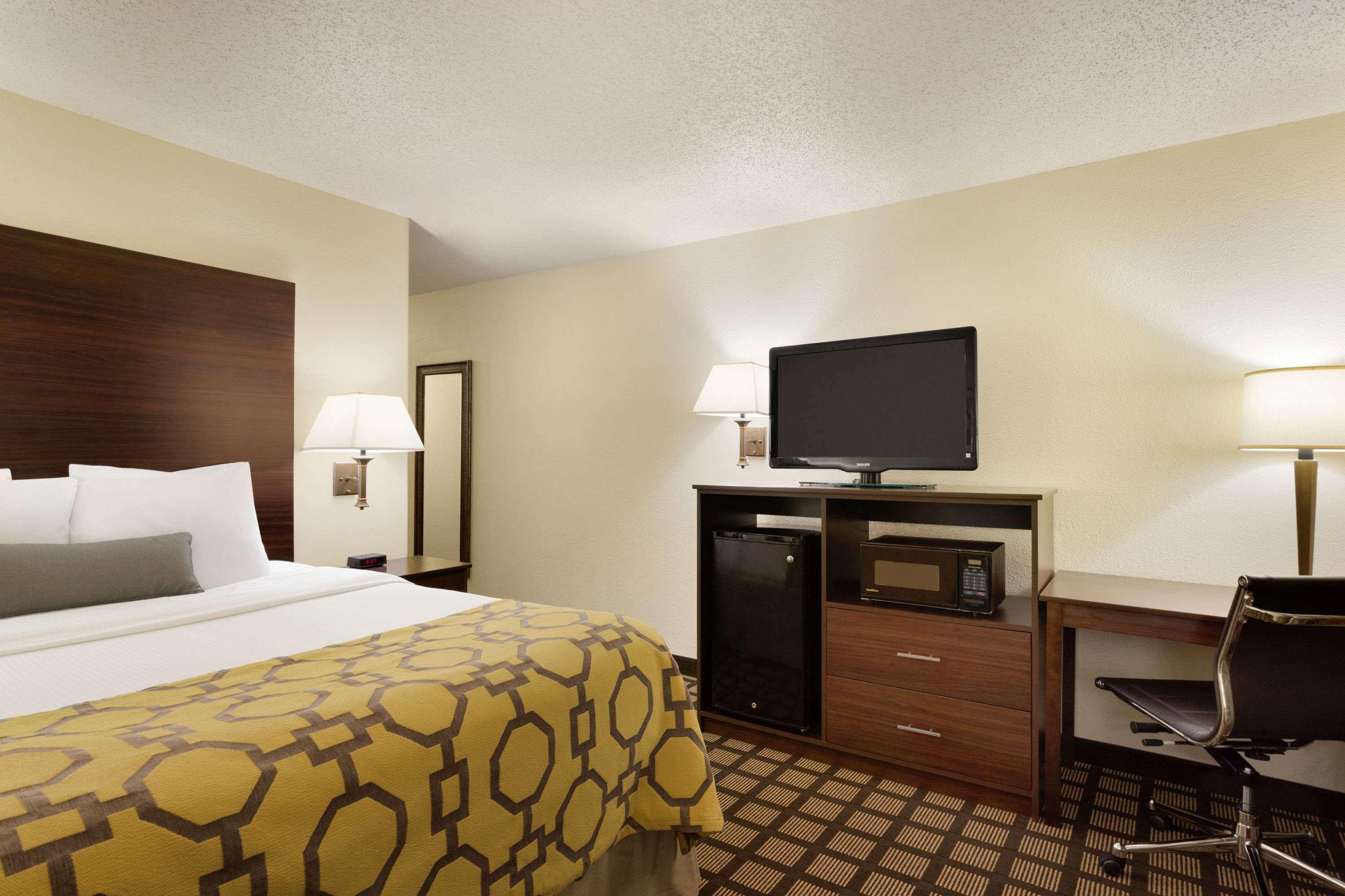Baymont By Wyndham Salina Hotel Exterior photo