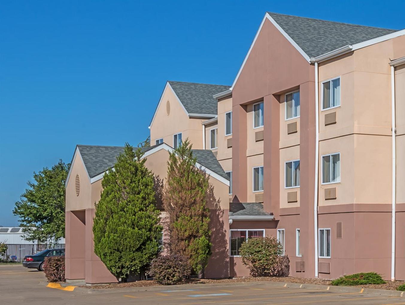Baymont By Wyndham Salina Hotel Exterior photo
