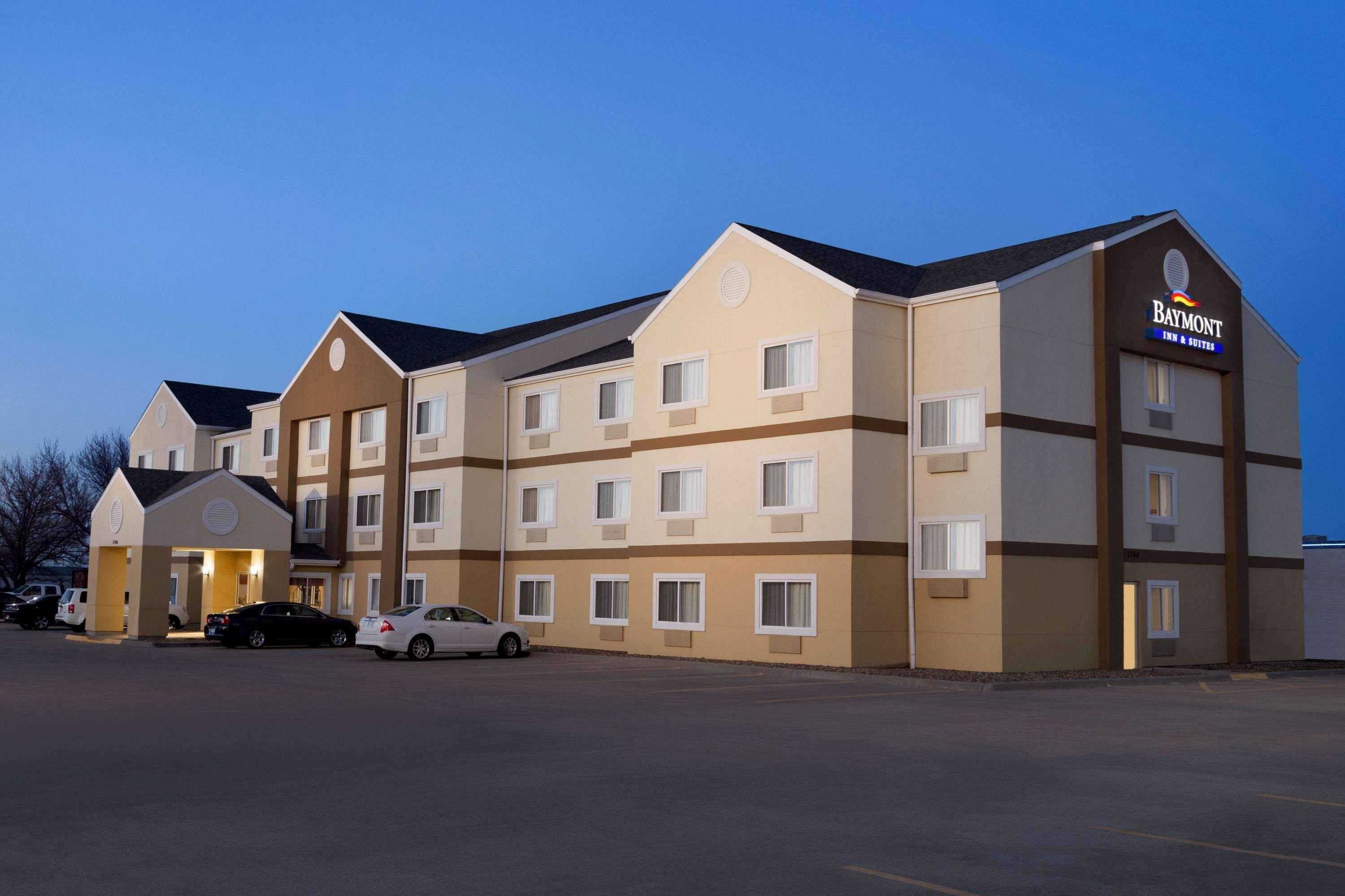 Baymont By Wyndham Salina Hotel Exterior photo