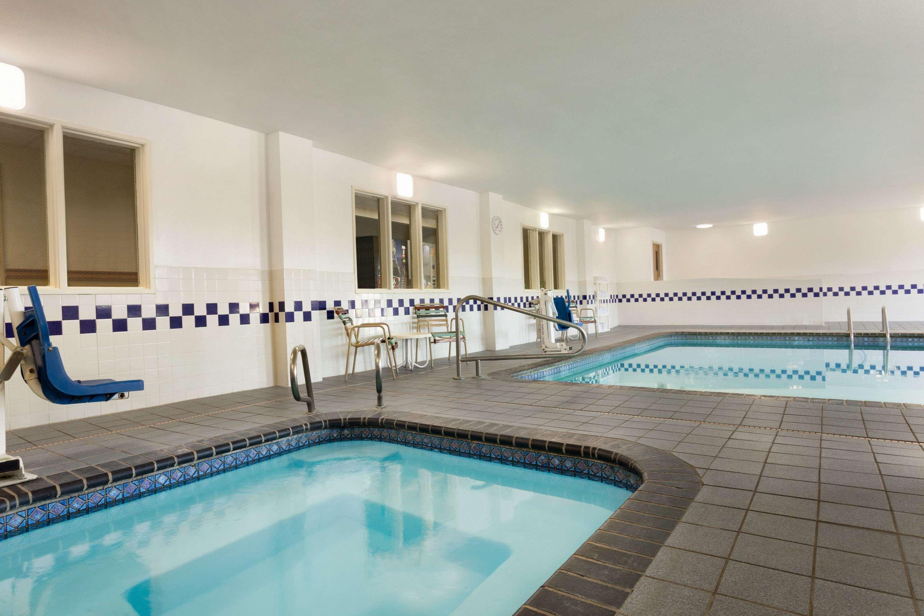 Baymont By Wyndham Salina Hotel Exterior photo