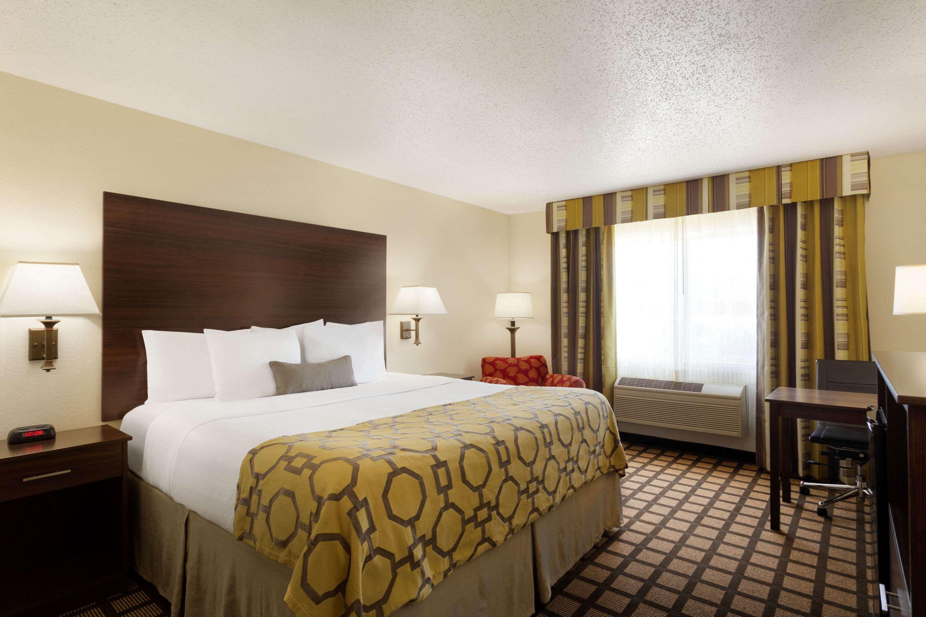 Baymont By Wyndham Salina Hotel Exterior photo