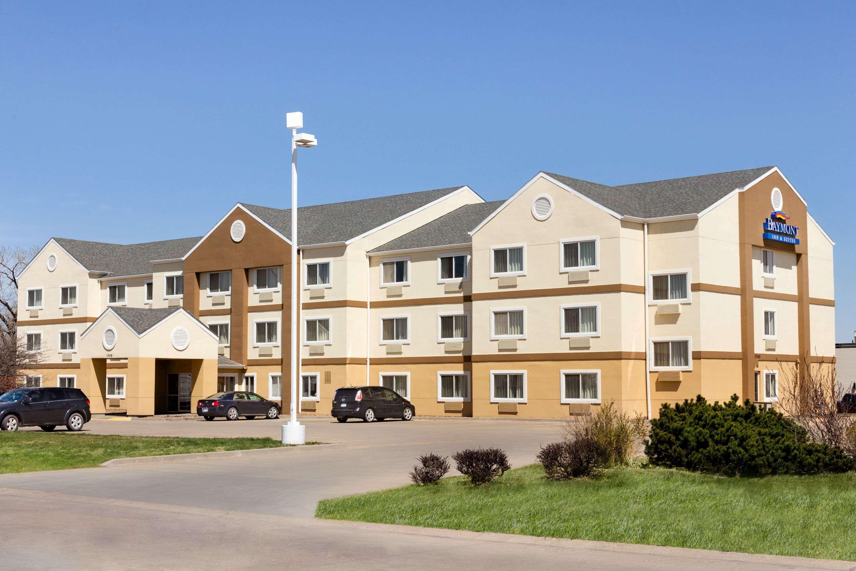 Baymont By Wyndham Salina Hotel Exterior photo