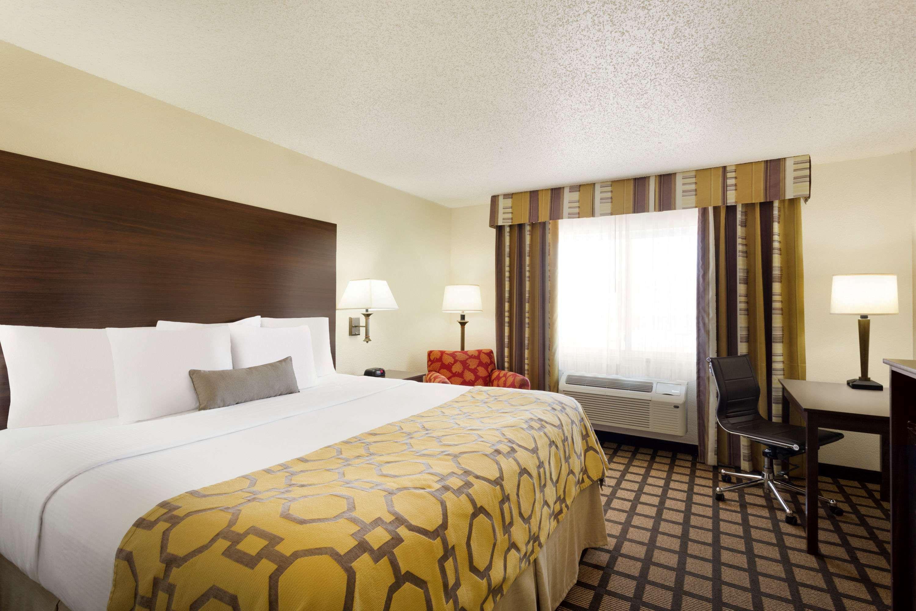 Baymont By Wyndham Salina Hotel Exterior photo