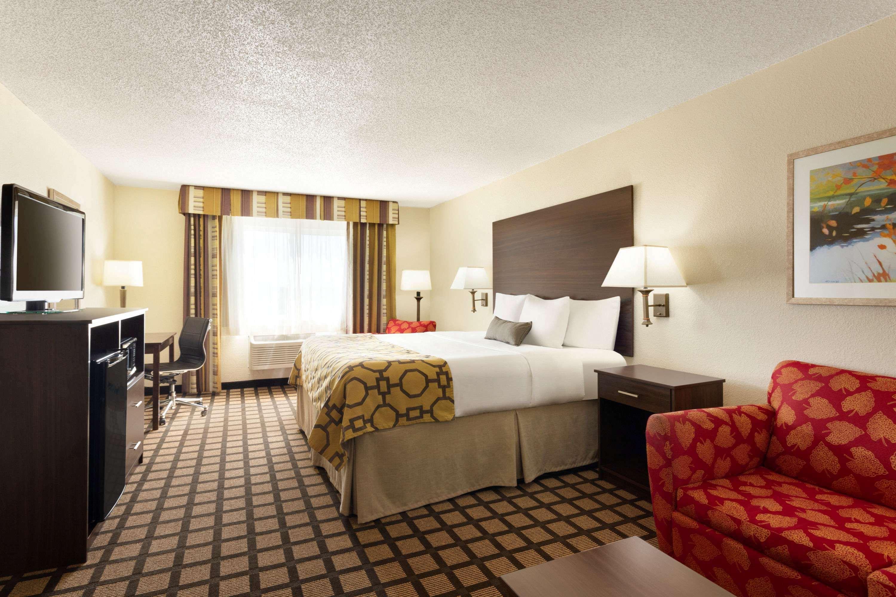 Baymont By Wyndham Salina Hotel Exterior photo