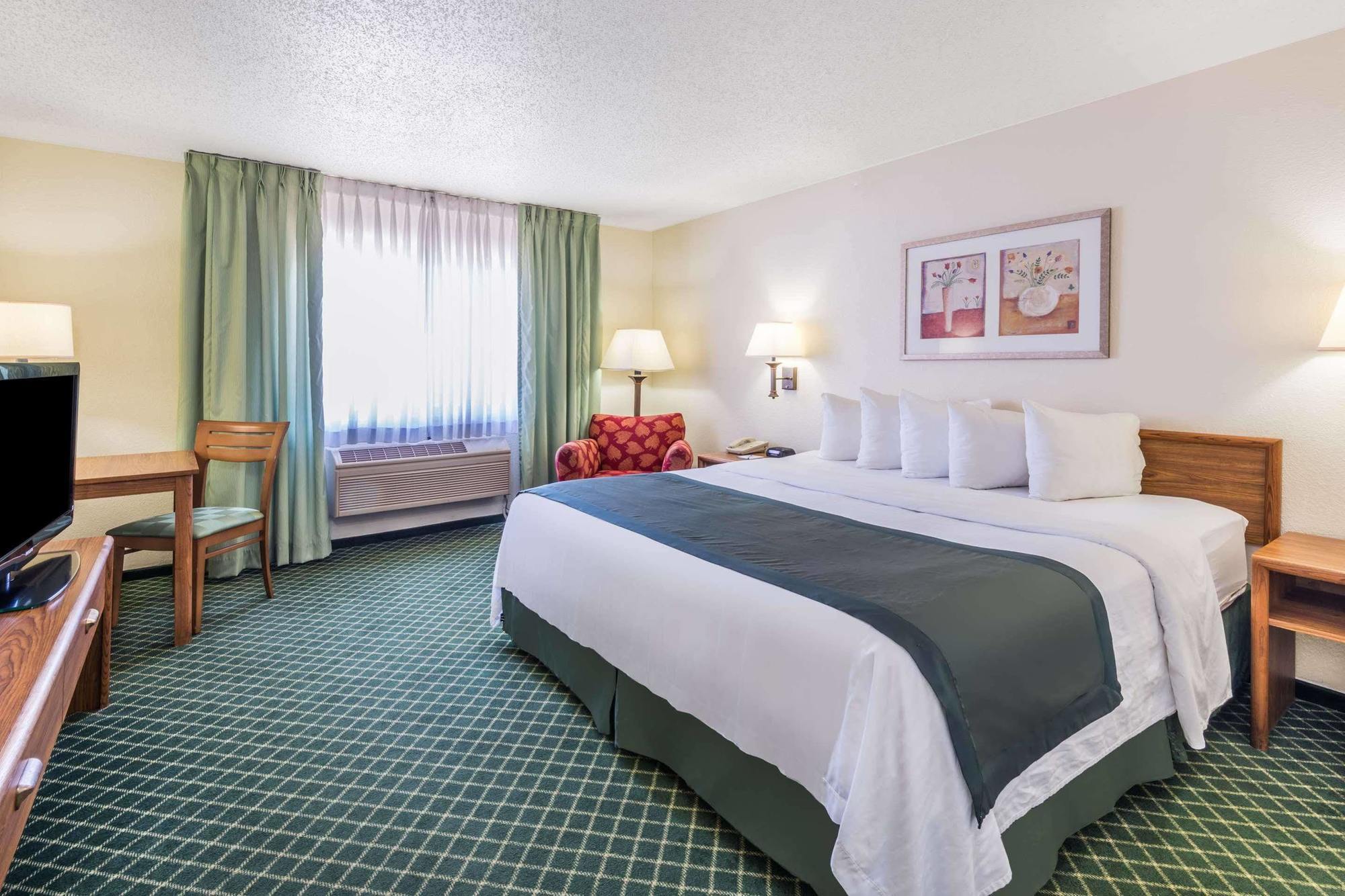Baymont By Wyndham Salina Hotel Exterior photo
