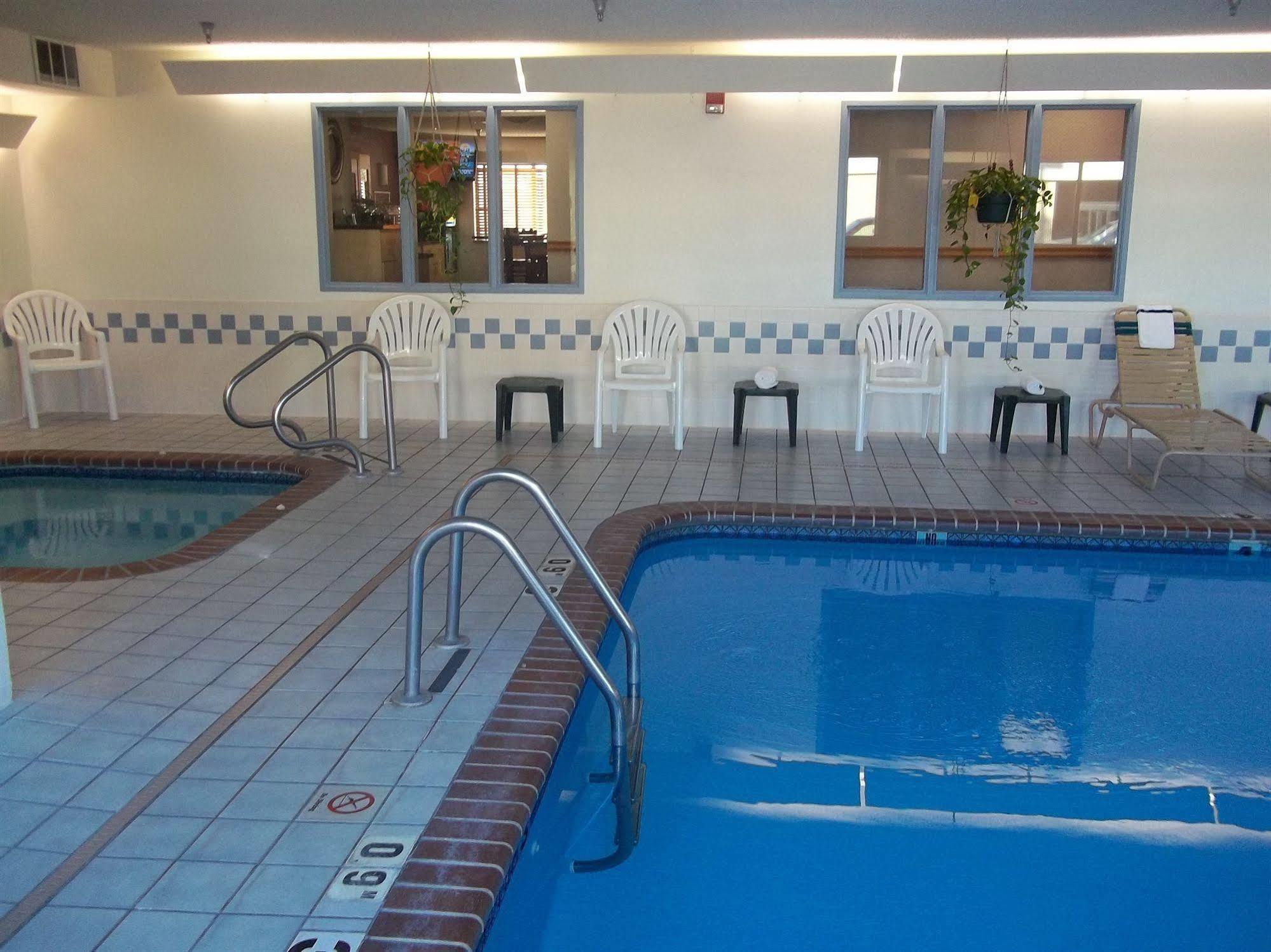 Baymont By Wyndham Salina Hotel Exterior photo