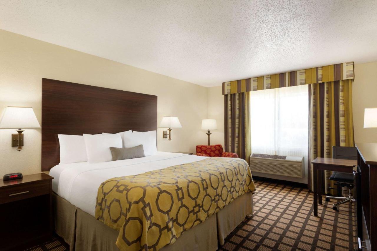 Baymont By Wyndham Salina Hotel Exterior photo