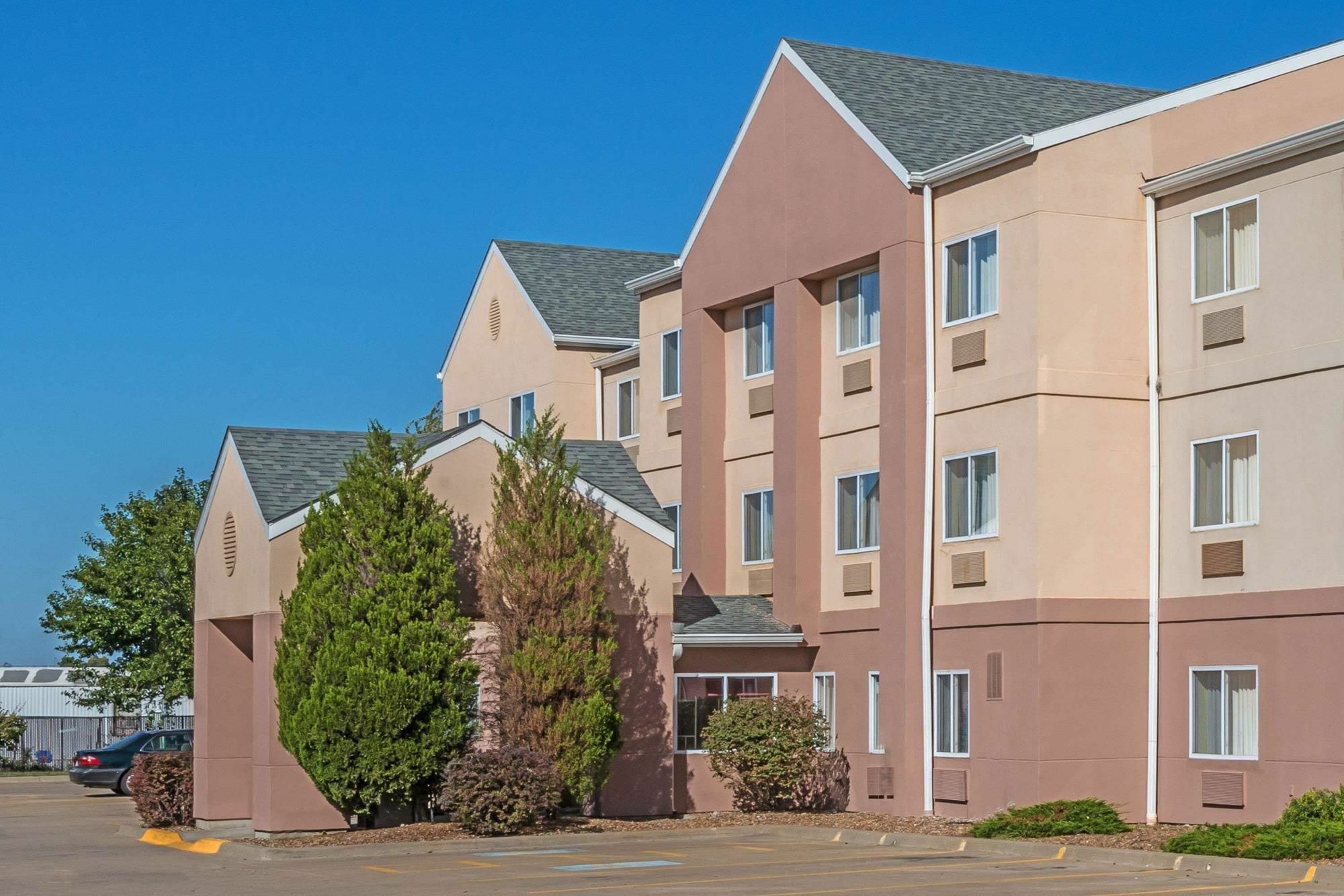 Baymont By Wyndham Salina Hotel Exterior photo